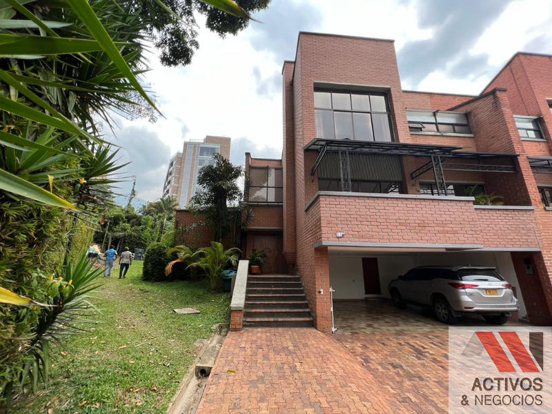 Casa disponible para Venta en Medellin con un valor de $1,350,000,000 código 2062